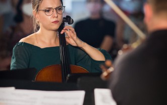 woman playing the cello