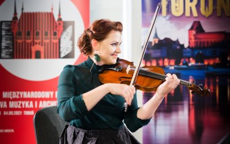 woman playing violin