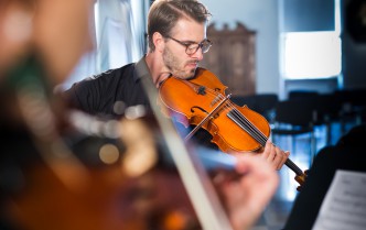 man plays the violin