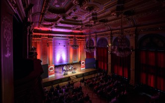 widok z góry na scenę i widownię