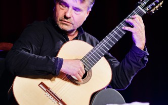 mężczyzna grający na gitarze