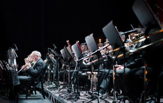 rząd muzyków grających na instrumentach