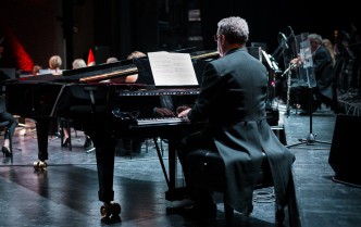 mężczyzna grający na fortepianie