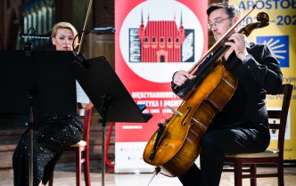 man plays the cello