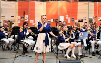 kobieta śpiewająca do mikrofonu