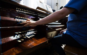 hands on the piano keyboard