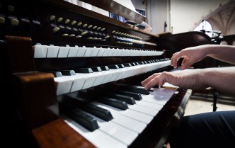 hands on the piano keyboard