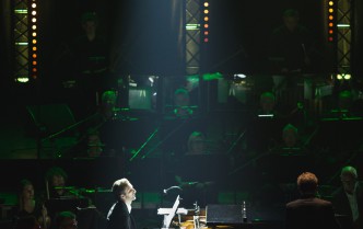 mężczyzna grający na fortepianie