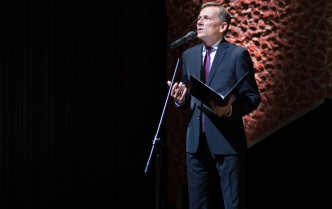 mężczyzna mówiący do mikrofonu