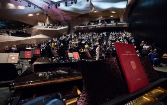 widok na zapełnioną widownię