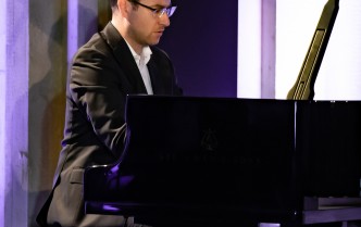 mężczyzna grający na fortepianie