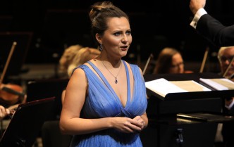 śpiewająca kobieta