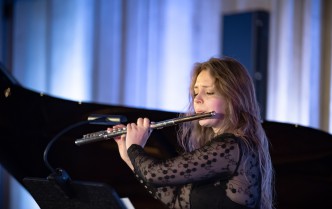 kobieta grająca na flecie poprzecznym