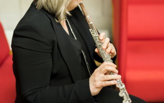 kobieta grająca na flecie