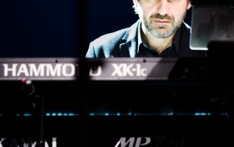 mężczyzna grający na instrumentach klawiszowych