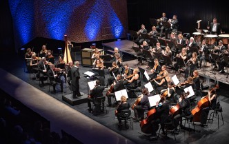 Toruńska orkiestra symfoniczna na scenie sali koncertowej CKK Jordanki
