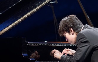 mężczyzna grający na fortepianie