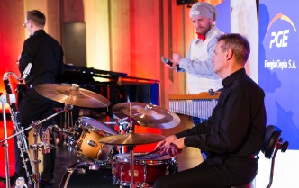 mężczyzna grający na zestawie perkusyjnym