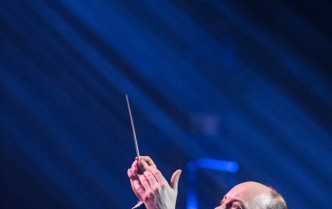 mężczyzna z uniewionymi rękami