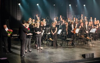  na scenie stoją muzycy Toruńskiej orkiestry symfonicznej