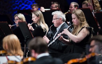 muzycy grający na istrumentach muzycznych - fletty poprzeczne i oboje