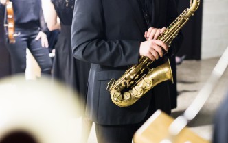 mężczyzna trzymający saksofon