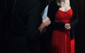 kobieta w czerwonej sukni