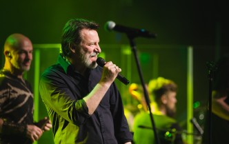 mężczyzna mówiący do mikrofonu