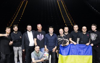 zespół Haydamaky stojący na scenie