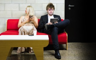 kobieta i mężczyzna siedziący na kanapie