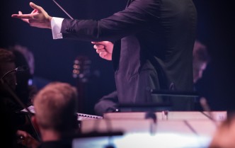 stojący mężczyzna z wyciągniętą ręką