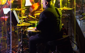 mężczyzna grający na zestawie perkusyjnym