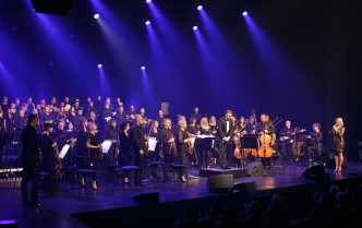 orkiestra i chów na scenie