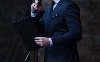 mężczyzna mówiący do mikrofonu