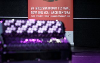 akordeon, w tle rollup 26. Międzynarodowego Festiwalu Nova Muzyka i Architektura