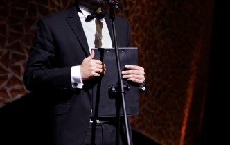 mężczyzna mówiący do mikrofonu