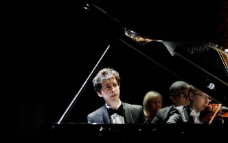 mężczyzna grający na fortepianie