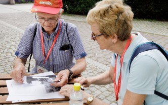 kobieta i mężczyzna siedzą przy stoliku patrząc na mapę