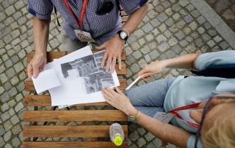 dwie osoby siedzą patrząc na mapę