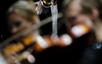 mężczyzna gra na trąbce