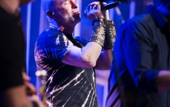 mężczyzna śpiewa do mikrofonu