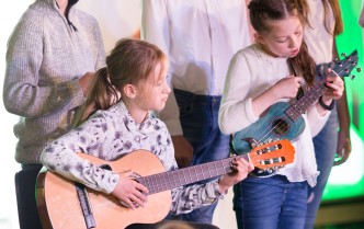 dzieci śpiewające i grające na gotarze i ukulele