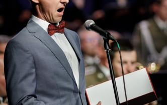 mężczyzna śpiewa do mikrofonu