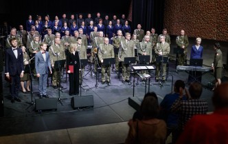 chór i wojskowa orkiestra dęta na scenie