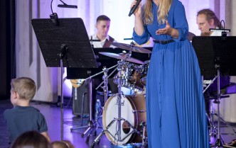 kobieta śpiewająca do mikrofonu