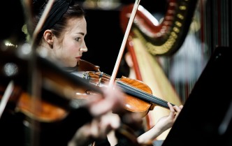 kobieta grająca na skrzypcach