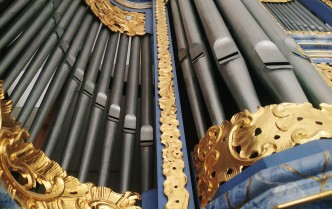 zbliżenie na piszczałki organ