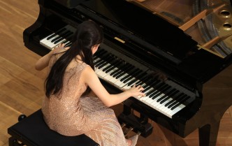 kobieta grająca na fortepianie