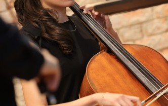 kobieta grająca na wiolonczeli