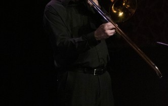 mężczyzna grający na puzonie